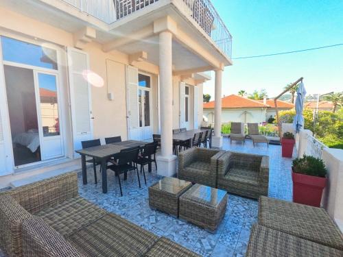 SUPERBE MAISON 6 ch, 4 sdb, terrasses et billard