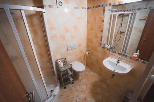 2 bedrooms, 5 beds