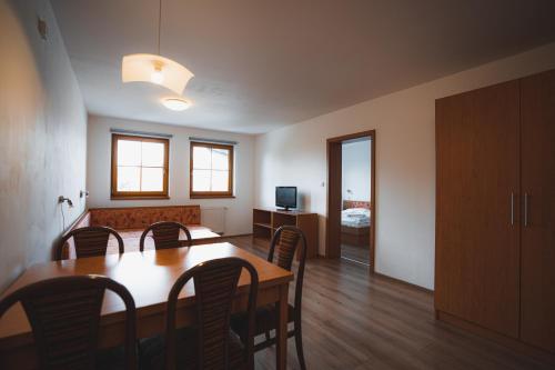 2 bedrooms, 4 beds