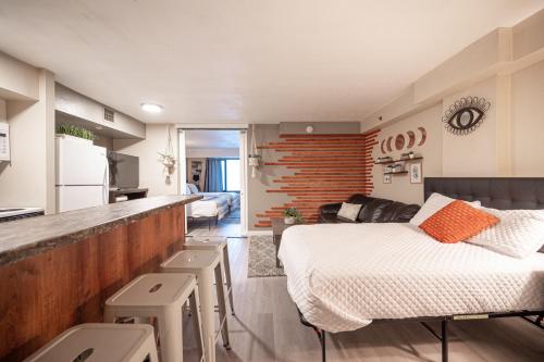 Stay Together Suites - Suite On The Strip Steps From Bellagio & Cosmo Sleeps 11 - NO RESORT FEE, Las Vegas (photo 6)