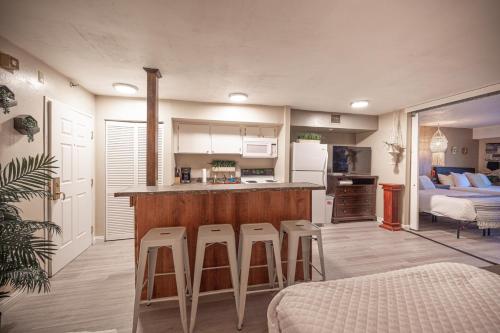 Stay Together Suites - Suite On The Strip Steps From Bellagio & Cosmo Sleeps 11 - NO RESORT FEE, Las Vegas (photo 11)
