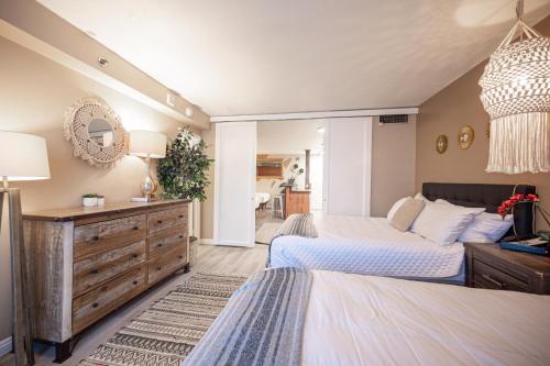 Stay Together Suites - Suite On The Strip Steps From Bellagio & Cosmo Sleeps 11 - NO RESORT FEE, Las Vegas (photo 10)