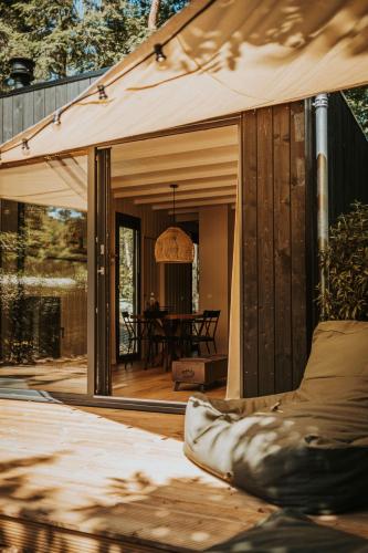  BY ROOTS TINYHOUSE met beamer en sfeervolle pellethaard in Nunspeet