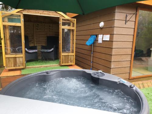 Relaxing secluded lodge couples getaway with hot tub