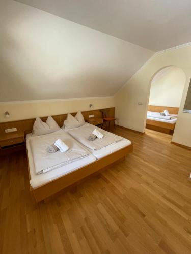 1 queen bed, 1 twin bed