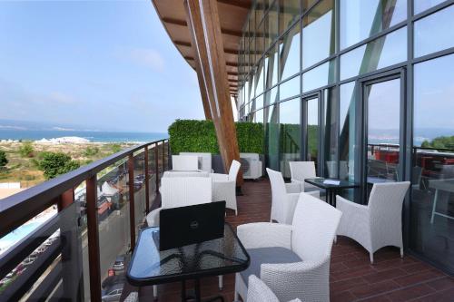 비즈니스 센터, 갈레온 레지던스 & 스파 (Galeon Residence & SPA) in 네세바르