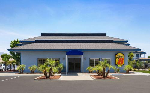 Super 8 by Wyndham Lindsay Olive Tree - main image