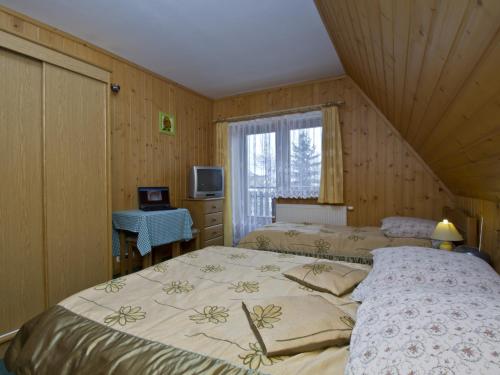 1 queen bed, 1 twin bed