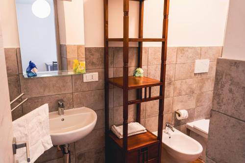 One-Bedroom Apartment image 4