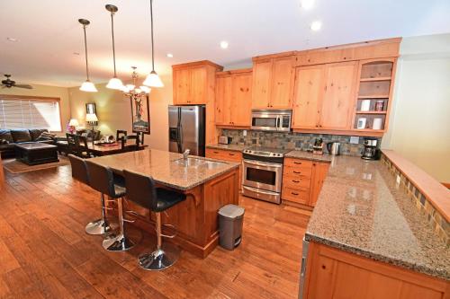Towering Pines Chalet Comfortable and Cozy Chalet with Spectacular Views in Big White, Canada