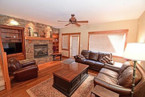 Towering Pines Chalet Comfortable and Cozy Chalet with Spectacular Views in Big White, Canada