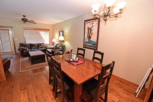 Towering Pines Chalet Comfortable and Cozy Chalet with Spectacular Views in Big White, Canada