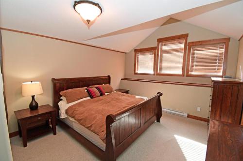Towering Pines Chalet Comfortable and Cozy Chalet with Spectacular Views in Big White, Canada