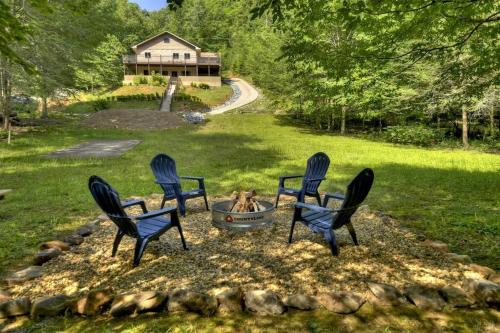The Chariot - Creek Front with HotTub, Fire Pits, Billiards, EV Charger - Sandalwood Stays in Blue Ridge, USA