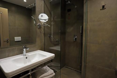 Mondial Hotel - image 8