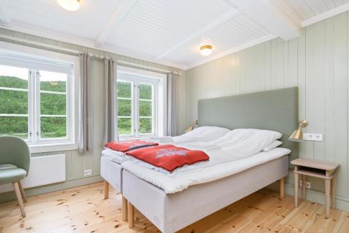 2 twin beds, 1 sofa bed