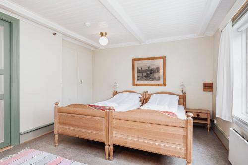 2 twin beds