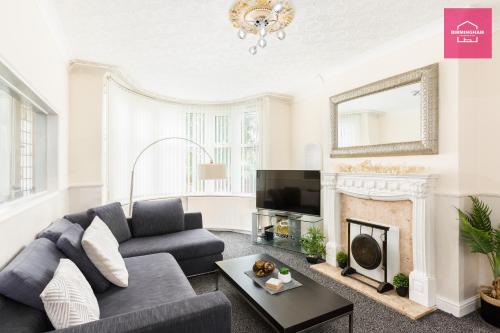 Solihull & Birmingham-4 Bedroom House with 6 beds & Parking - image 11