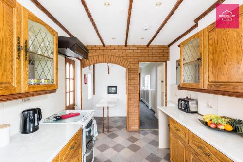 Solihull & Birmingham-4 Bedroom House with 6 beds & Parking - image 14