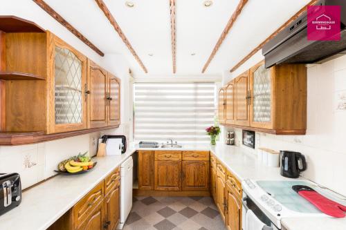 Solihull & Birmingham-4 Bedroom House with 6 beds & Parking - image 5