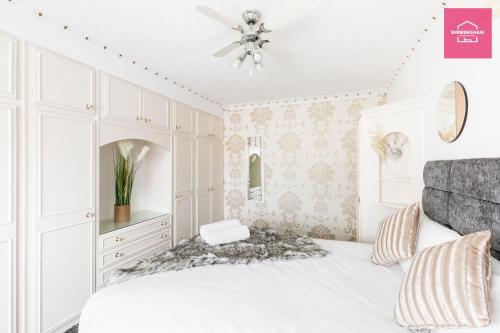 Solihull & Birmingham-4 Bedroom House with 6 beds & Parking - image 7