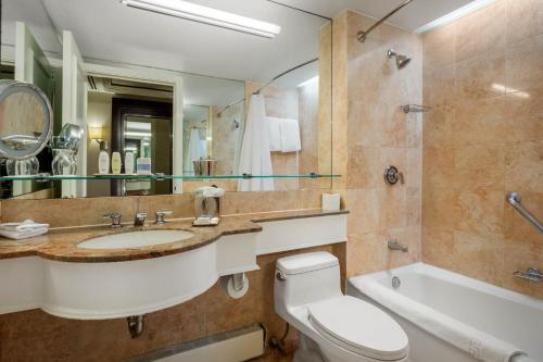 Deluxe Double Room with Two Double Beds image 2