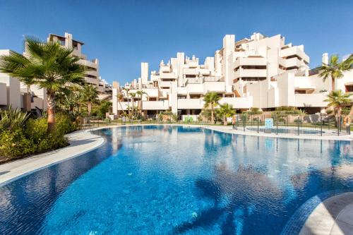 สระว่ายน้ำ, Fantástico apartamento en primera línea de playa (Fantastico apartamento en primera linea de playa) in โลส กรานาโดส เดล มาร์