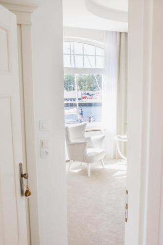 Deluxe Double Room with Side Sea View image 4