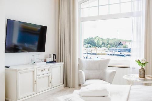 Deluxe Double Room with Side Sea View image 2