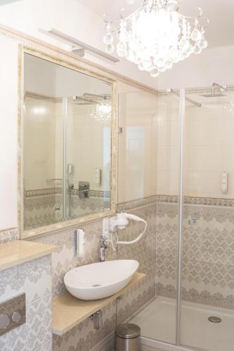 Deluxe Double Room with Side Sea View image 1
