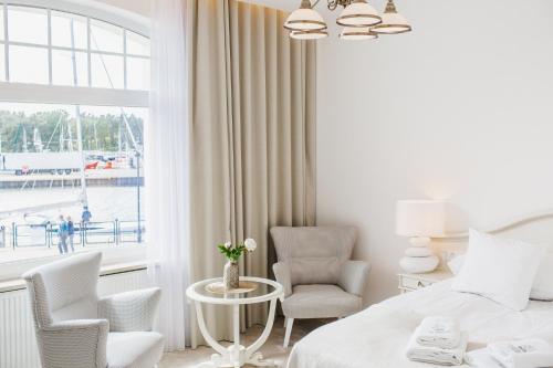 Deluxe Double Room with Side Sea View image 7