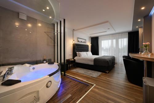 Deluxe Double Room with Jacuzzi and Balcony