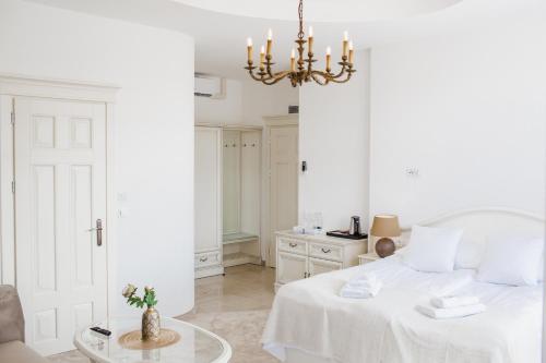 Deluxe Double Room with Side Sea View image 1