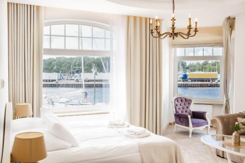 Deluxe Double Room with Side Sea View image 4