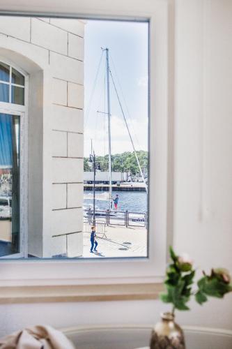 Deluxe Double Room with Side Sea View image 5