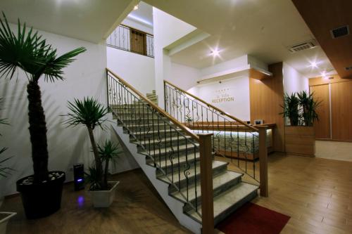 Vestabils, Hotel La Villa in Dakovica