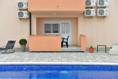 Apartment with Pool View 