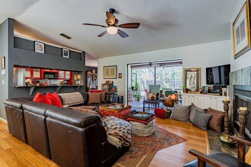 Spiritual Oasis! The perfect location for those who have a flair for the healing arts and an eclectic, creative style and sensibility.  in Sarasota, USA