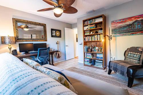 Spiritual Oasis! The perfect location for those who have a flair for the healing arts and an eclectic, creative style and sensibility. detail