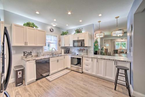Spacious Fort Wayne Condo with Porch and Storage! in Fort Wayne, USA