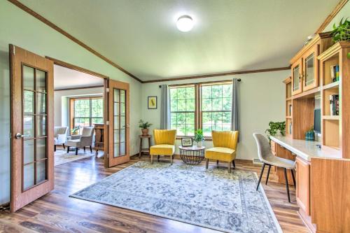 Sunny Wisconsin Dells Apartment with Deck and Fire Pit in Wisconsin Dells, USA