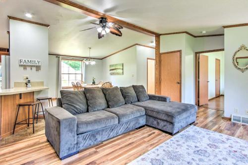 Sunny Wisconsin Dells Apartment with Deck and Fire Pit in Wisconsin Dells, USA