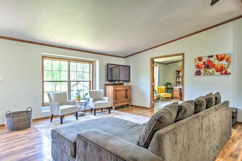 Sunny Wisconsin Dells Apartment with Deck and Fire Pit in Wisconsin Dells, USA