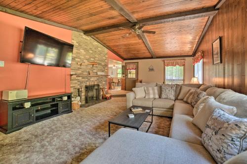 Charming Pymatuning Lake House Near Park and Beach