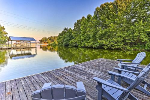 Luxurious Waterfront Home on Pickwick Lake! in Counce, USA