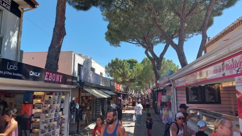 Plage des Pins, super studio front de mer - Tap to explore photos