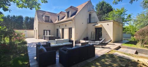 Villa 230m2 - 10 pers sur 3800 m2 de jardin arboré gîte à louer Servon