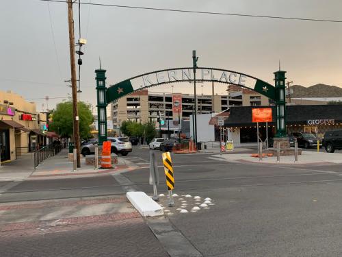 Étterem, Stylish Basement Studio in Central El Paso - Very spacious near Plaza Színház