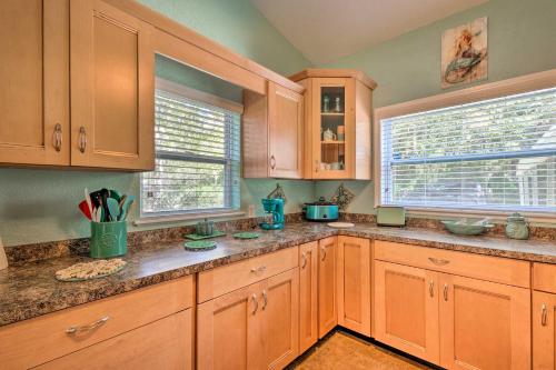 Bright and Fun Canalfront Bungalow with Kayaks and Canoe - image 9