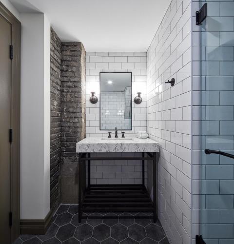 Metcalfe Hotel Ottawa by Gray Collection Room Type - Deluxe Queen (Murphy Bed)